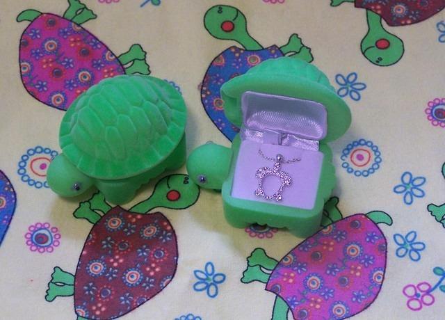 Avon Turtle Pendant in Hinged Turtle Box